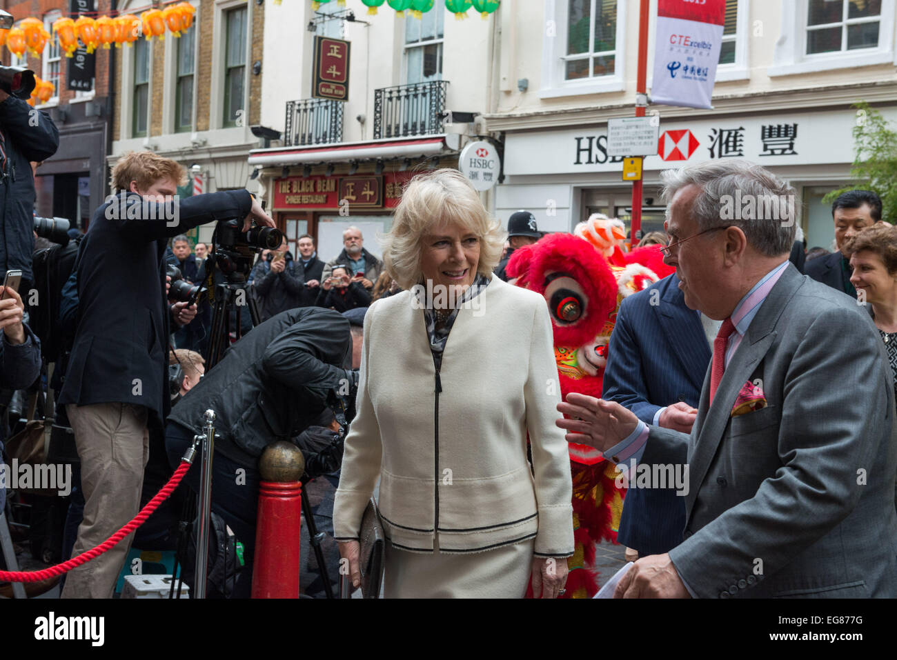 Londra, Regno Unito. Il 19 febbraio, 2015. Il principe Charles accompagnato dalla duchessa di Cornovaglia visita Chinatown per contrassegnare il Capodanno cinese. Credito: Velar concedere/ZUMA filo/ZUMAPRESS.com/Alamy Live News Foto Stock