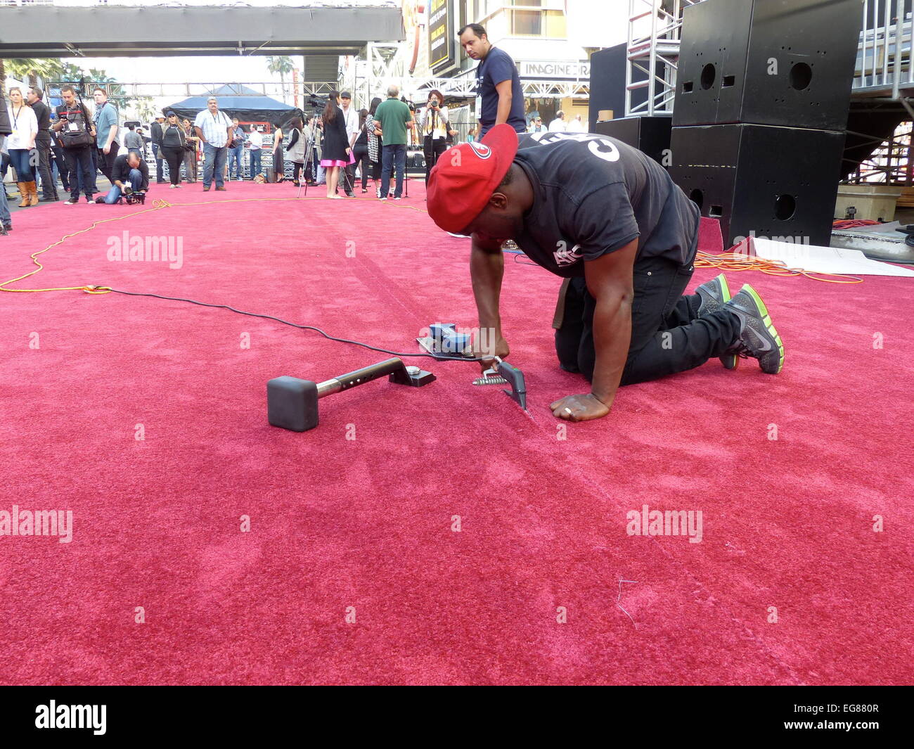 Los Angeles, Stati Uniti. 18 Febbraio, 2015. Quattro giorni prima di Oscar il tappeto rosso per il premio mostra è stata laminata su Mercoledì mattina a Los Angeles, USA, 18 febbraio 2015. Un team di 20 assistenti faranno installare la famosa pista di tappeti sulla Hollywood Boulevard fino a quando il premio mostra si svolge domenica. I bordi sono tagliati e le cuciture sono saldate. Foto: Barbara MUNKER/dpa/Alamy Live News Foto Stock