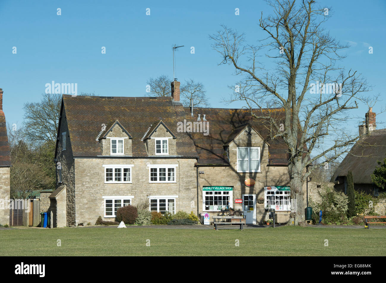 Villaggio Evenley shop e ufficio postale. A sud del Northamptonshire, Inghilterra Foto Stock