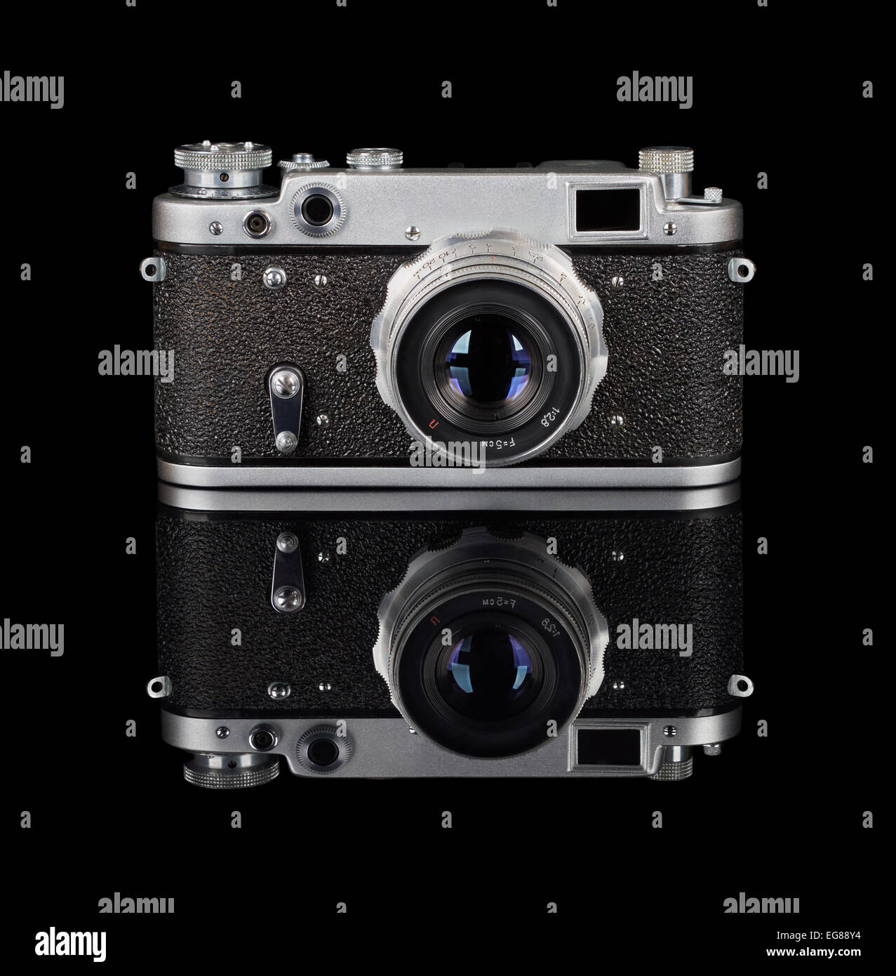 Telemetro fotocamera isolato nero su sfondo riflettente Foto Stock