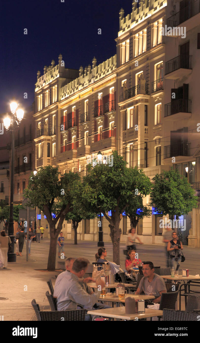 Spagna, Andalusia, Siviglia, Avenida de la Constitucion, vita notturna, Foto Stock