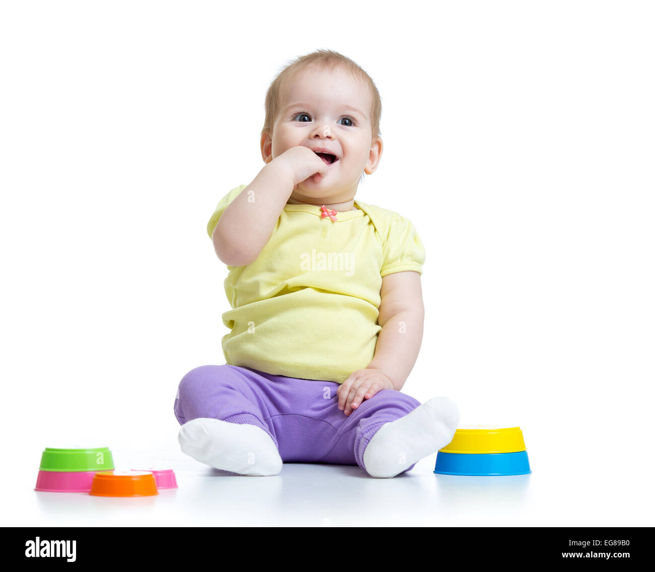 Bambina gioca con giocattoli isolato Foto Stock