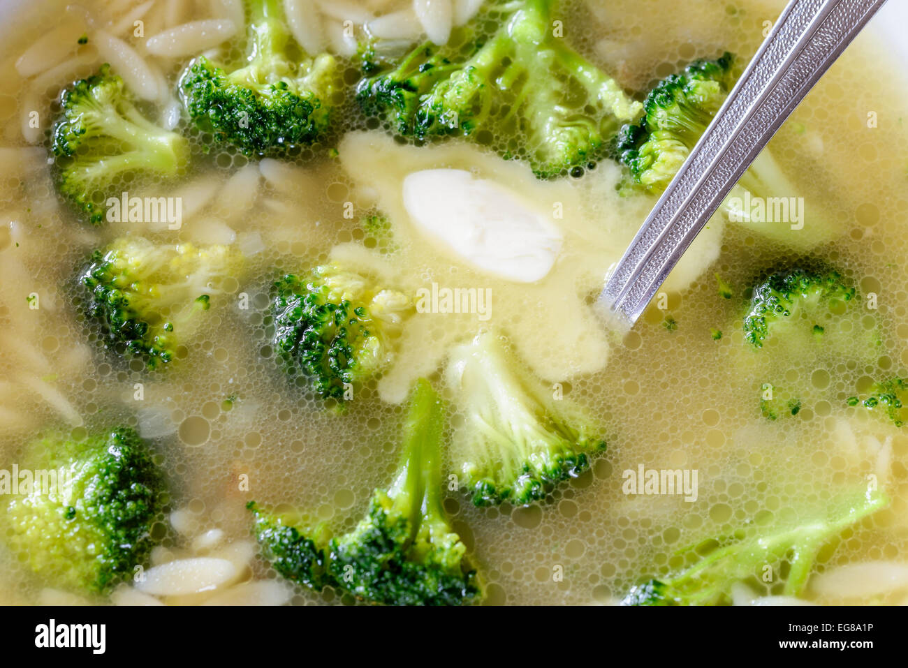 Macro di minestra di cavolo broccoli, Riso pasta e burro in caldi di brodo di pollo Foto Stock