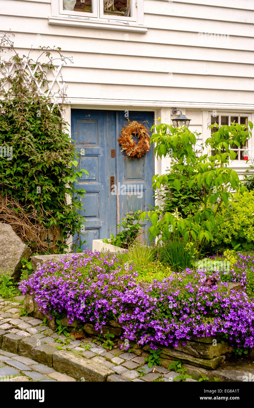 Casa e giardino dettagli da Stavanger area storica che mostra il rivestimento in legno e costruzione. Foto Stock