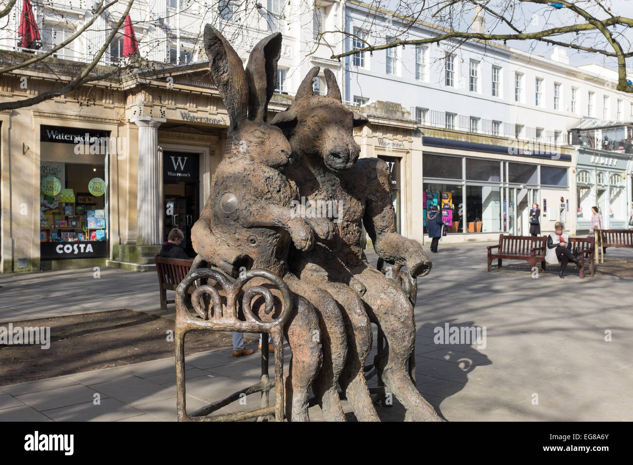 La lepre e il MINOTAURO scultura in passeggiata di Cheltenham dall'artista locale Sophie Ryder Foto Stock