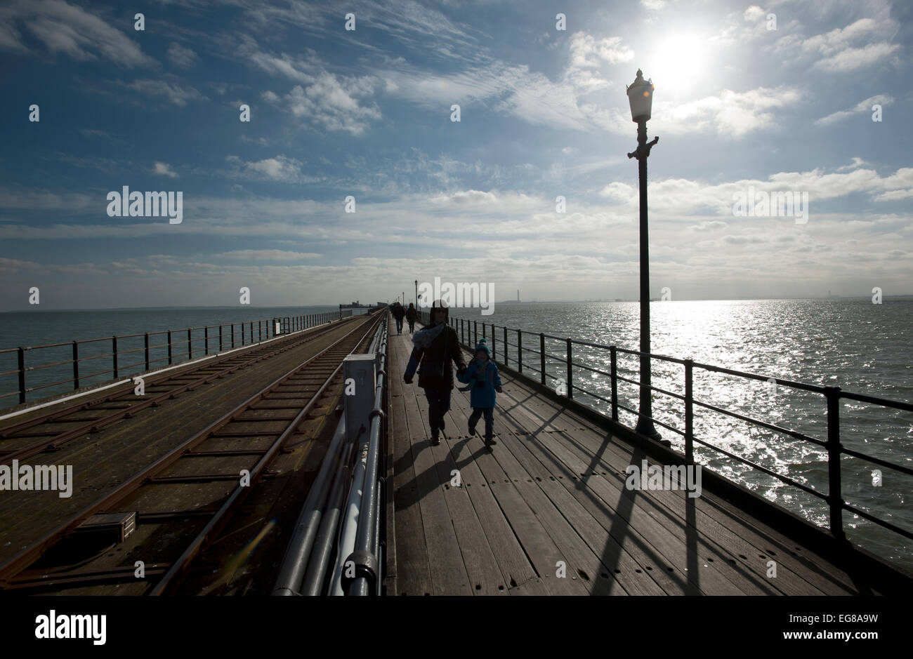 Southend Pier Southend-on-Sea, Essex, Inghilterra, Regno Unito. 18 feb 2015 Il piacere più lungo molo nel mondo a 1.34 miglia ( 2,16 km ) l Foto Stock