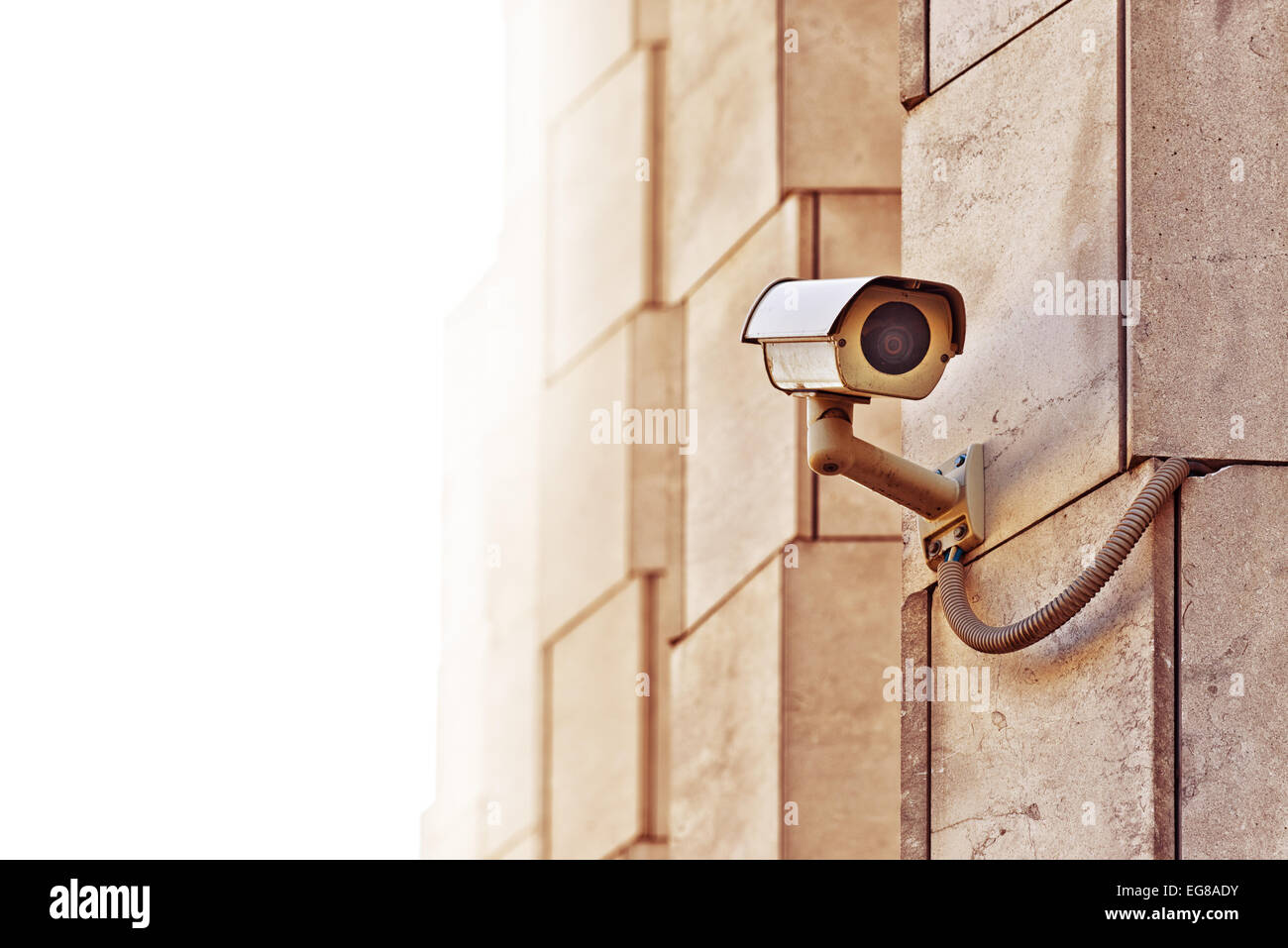 Sicurezza telecamera TVCC montato sulla parete dell'edificio come al di là della proprietà privata sistema di protezione o il grande fratello Concept Foto Stock