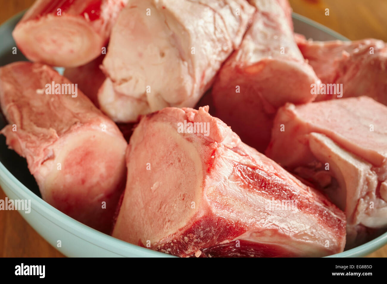 Carne di manzo crudo Shin ossa per preparare le scorte e i brodi Foto Stock