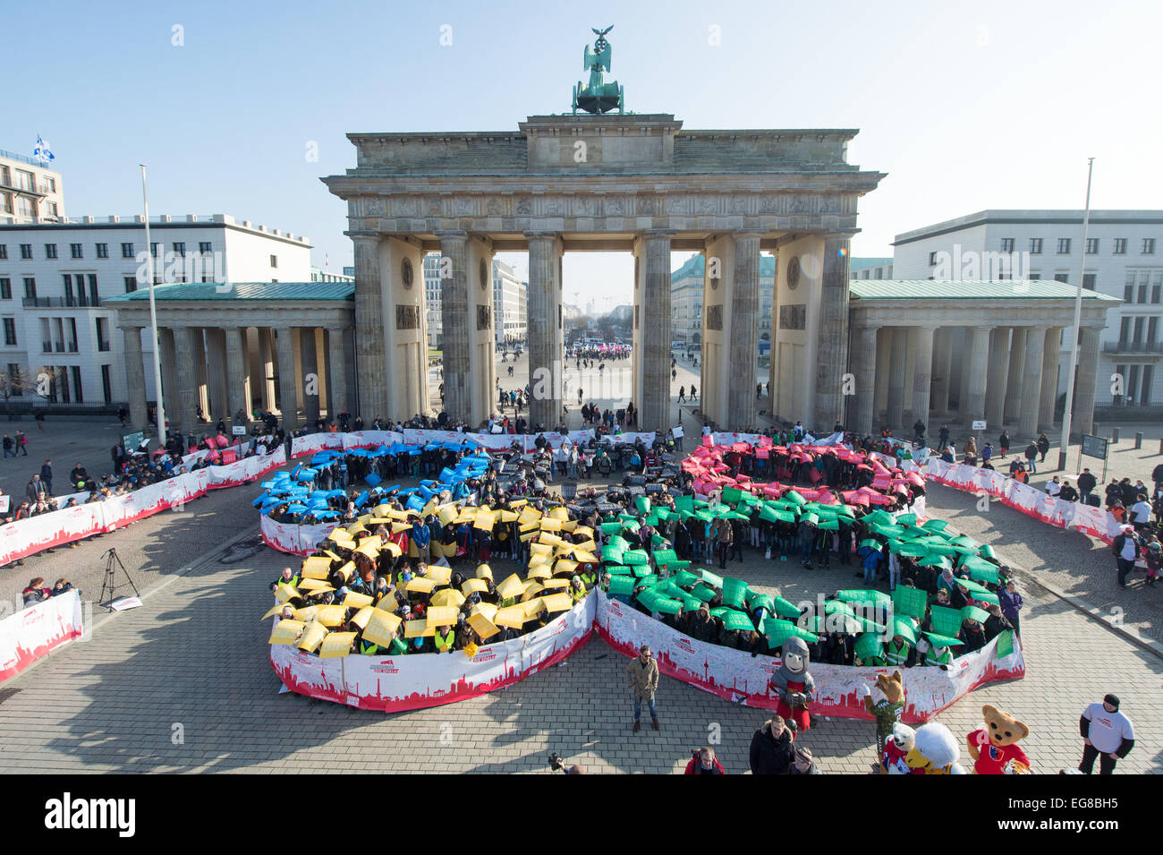 Berlino, Germania. Il 19 febbraio, 2015. La scuola dei bambini disposti nella formazione degli anelli olimpici, come parte di una campagna per Berlino offerta Olimpica davanti alla Porta di Brandeburgo, Berlino, 19 febbraio 2015. Il DOSB (tedesco sport olimpici Confederazione) è dovuta a decidere quale città tedesca si applicherà ad ospitare il 2024 Giochi olimpici e paraolimpici del 21 marzo 2015. Foto: Maurizio Gambarini/dpa/ Alamy Live News Foto Stock