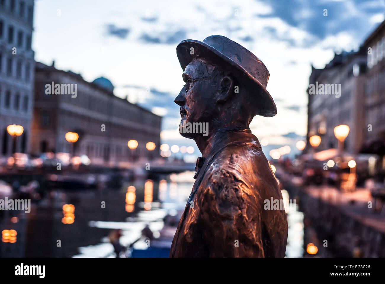 Trieste, Italia - James Joyce statua sul sentiero letterario sul Gran Canale al tramonto Foto Stock
