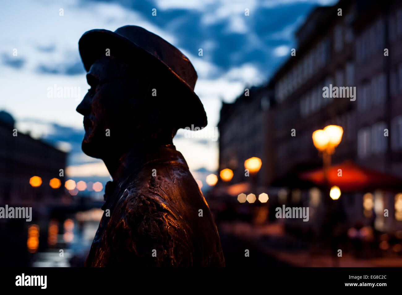 La silhouette di James Joyce statua sul sentiero letterario sul Gran Canale a Trieste, Italia Foto Stock