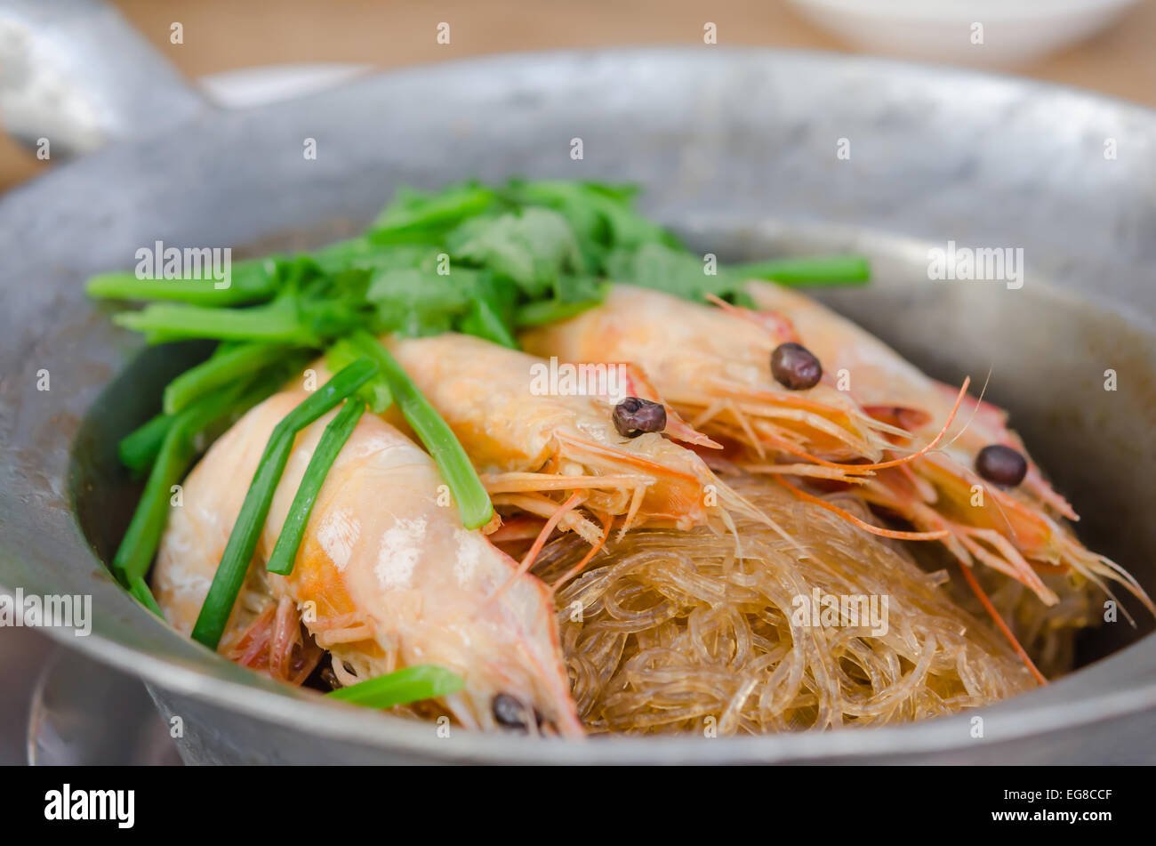 Close-up , gamberetti cotti con vermicelli , verdure e salsa di peperoni Foto Stock