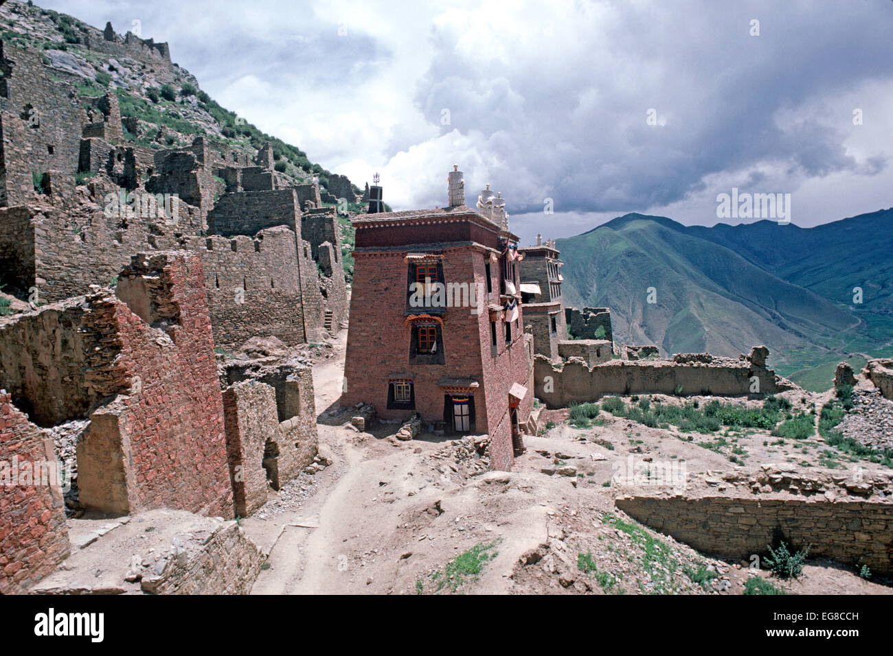 Rovine del monastero di Ganden distrutto dalle guardie rosse nel 1966, Tibet, Regione autonoma, Cina Foto Stock