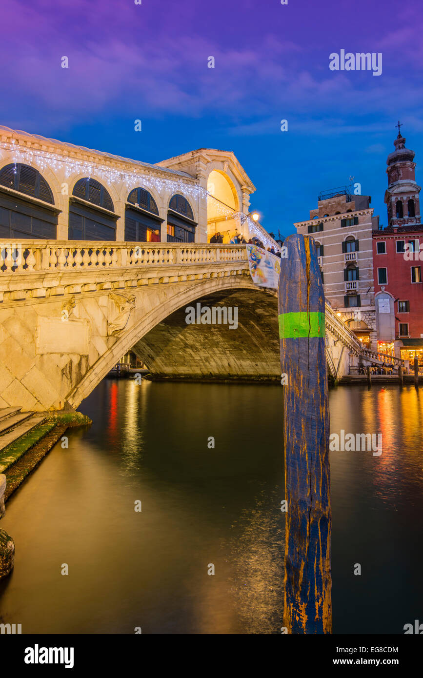 Ponte di Rialto al crepuscolo, Venezia, Veneto, Italia Foto Stock