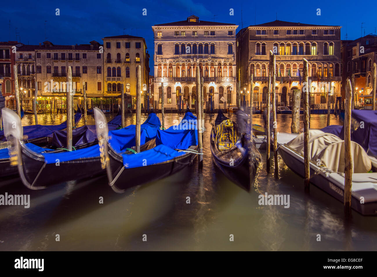 Gondole attraccate al Canal Grande al tramonto, Venezia, Veneto, Italia Foto Stock