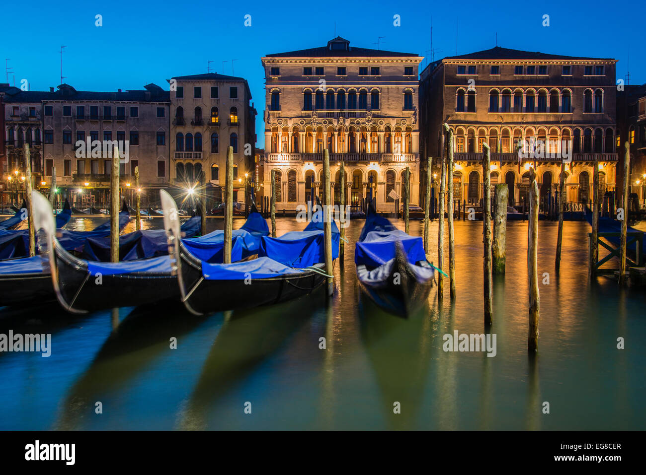 Gondole attraccate al Canal Grande al tramonto, Venezia, Veneto, Italia Foto Stock