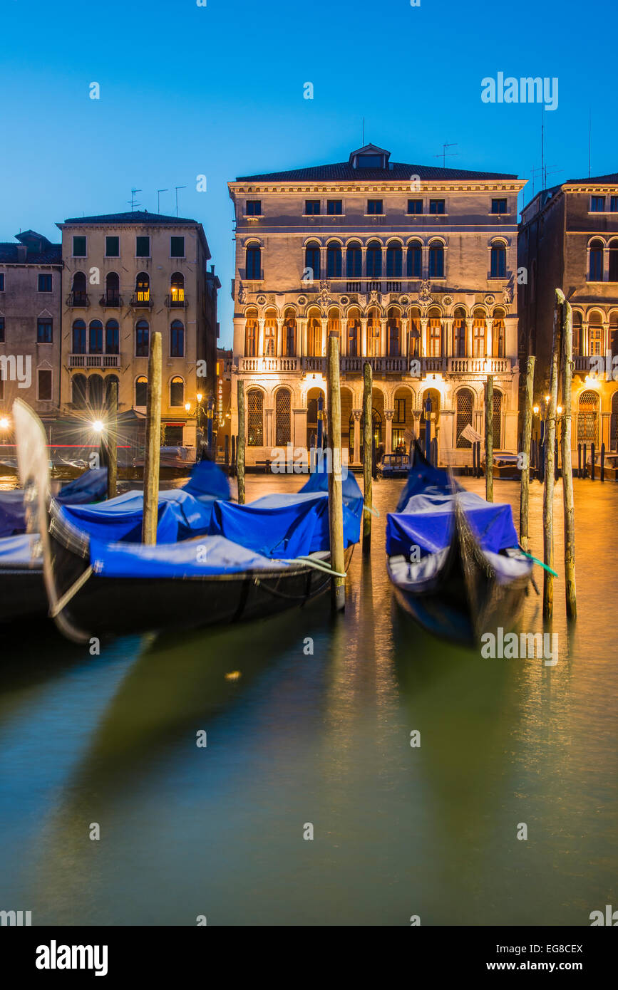 Gondole attraccate al Canal Grande al tramonto, Venezia, Veneto, Italia Foto Stock