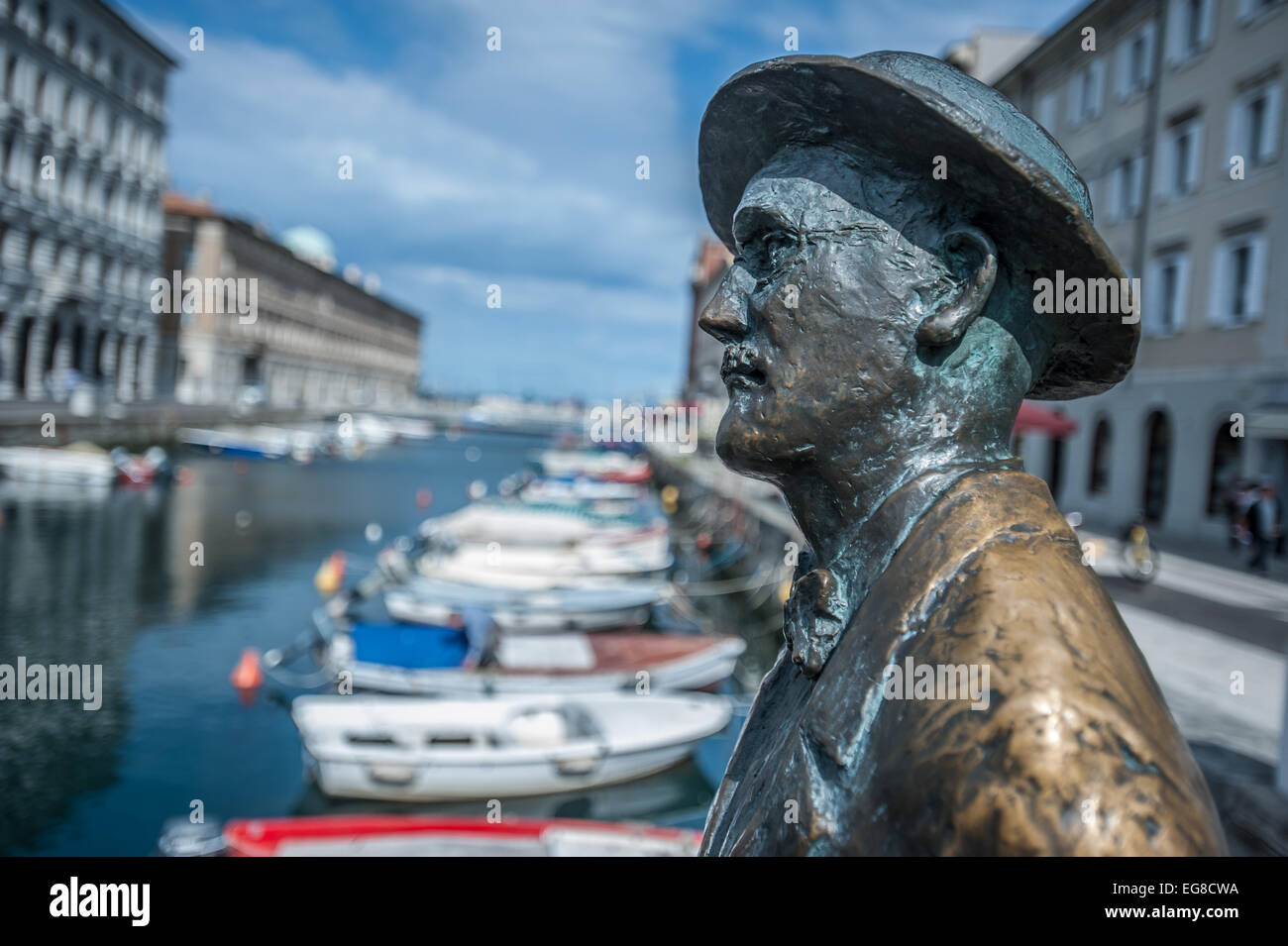 James Joyce statua sul sentiero letterario sul Gran Canale a Trieste, Italia Foto Stock