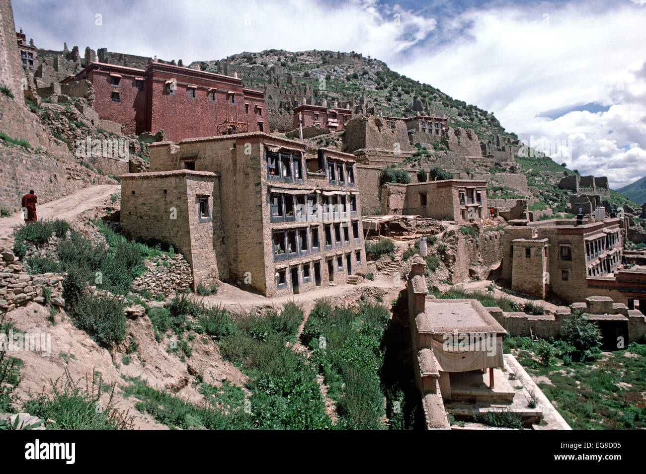 Rovine del monastero di Ganden distrutto dalle guardie rosse nel 1966, Tibet, Regione autonoma, Cina Foto Stock