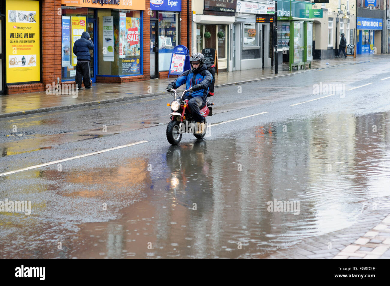 Hucknall, Nottinghamshire, Regno Unito. Il 19 febbraio, 2015. Regno Unito: Meteo Half Term meteo heavy rain attraverso la East Midlands, impostato per continuare il resto del giorno e ottenere più fredde alla settimana.Forecasters sta dicendo una buona possibilità di neve durante il fine settimana . Credito: IFIMAGE/Alamy Live News Foto Stock