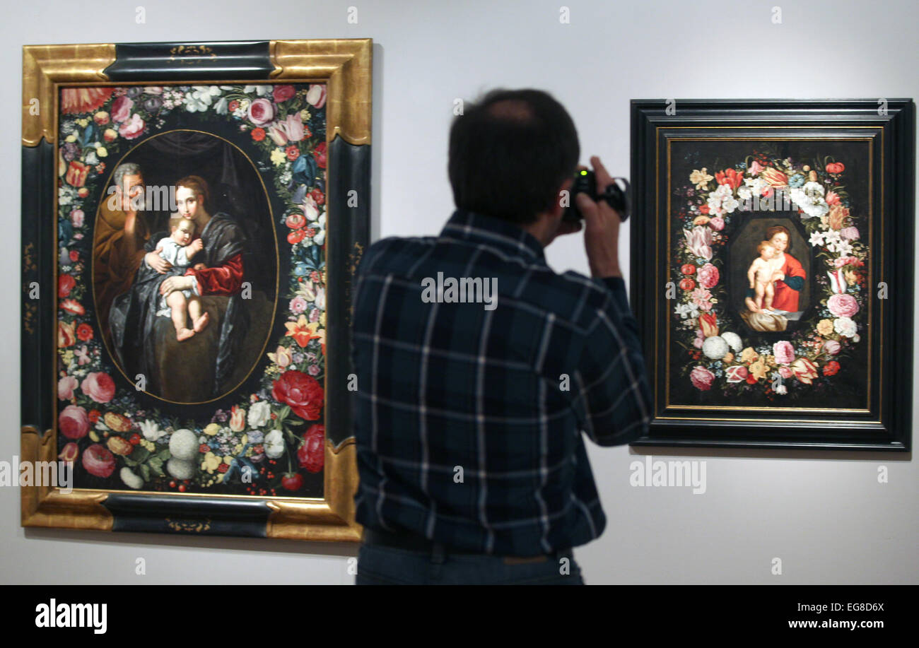 Paderborn, Germania. 19 Feb, 2015. Un uomo fotografie di un dipinto di Jan Brueghel il Vecchio annuncio Peter Paul Rubens in mostra 'Die Brueghel-Familie' (la famiglia Brueghel) a Paderborn, Germania, 19 febbraio 2015. Foto: INA FASSBENDER/dpa/Alamy Live News Foto Stock