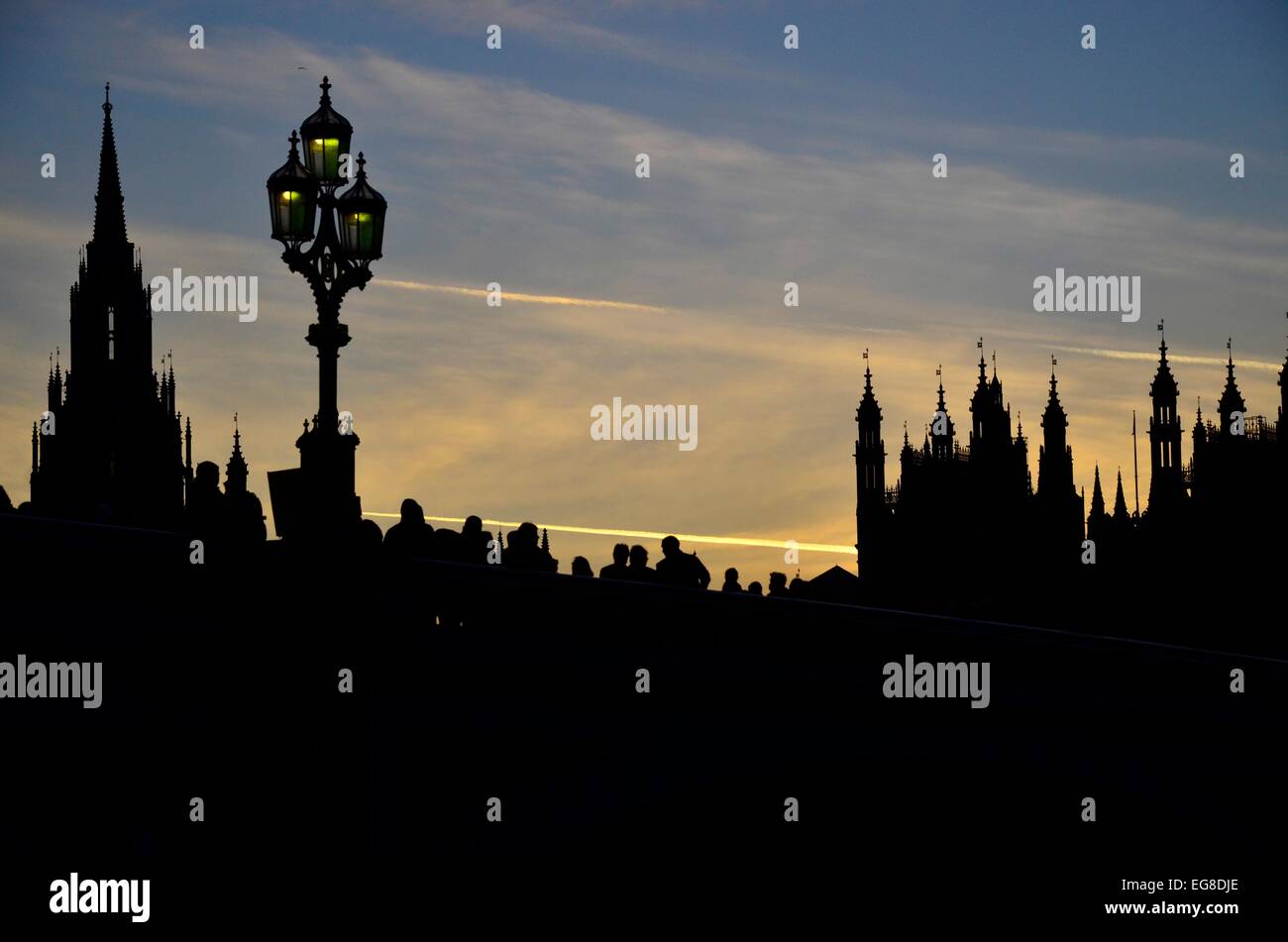 Popolo di Westminster Bridge con le case del Parlamento in background, Westminster, London, England, Regno Unito Foto Stock