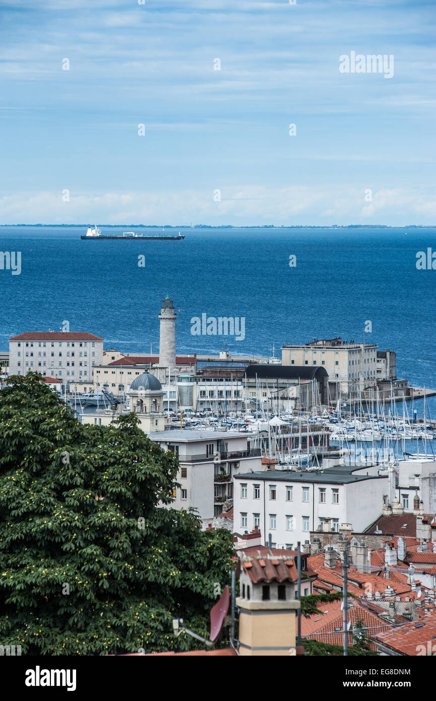 Trieste, Italia - Una vista della marina con il faro visto da di San Giusto cattedrale Foto Stock