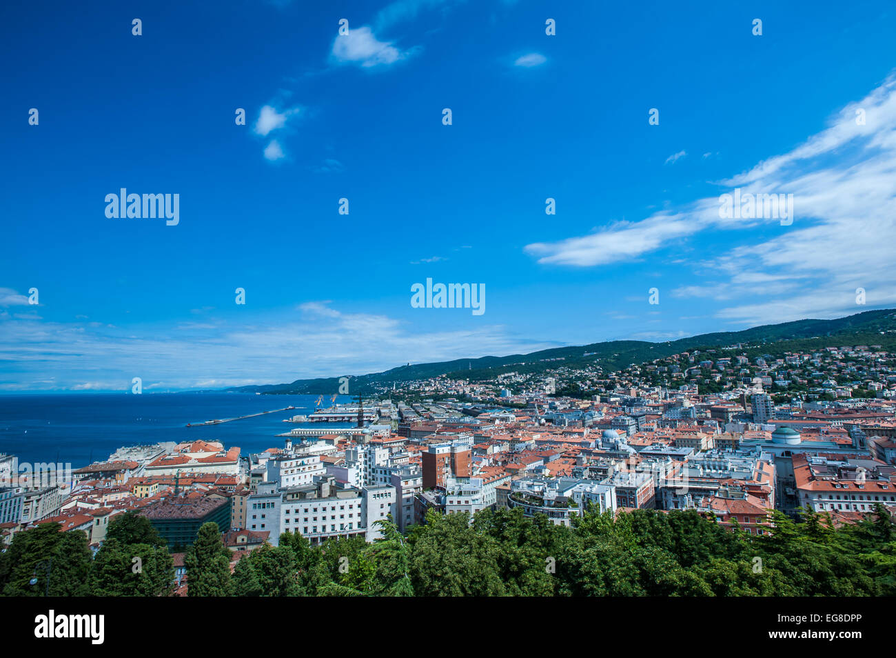 Trieste, Italia - Una vista della città e del golfo di Trieste visto da di San Giusto cattedrale in una bella giornata di sole. Foto Stock