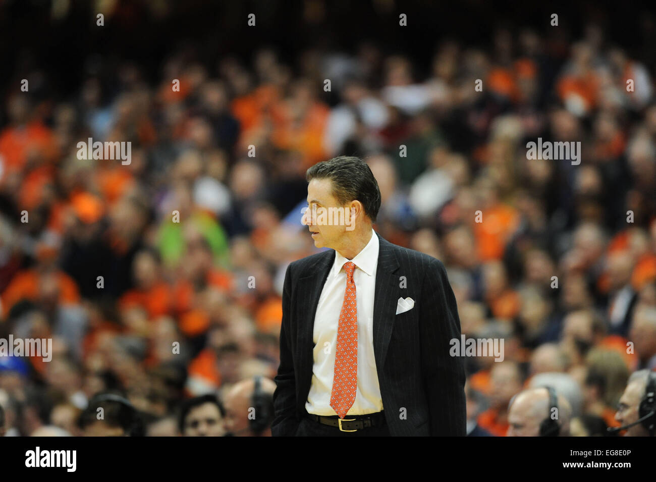 Syracuse, NY, STATI UNITI D'AMERICA. 18 Febbraio, 2015. Feb 18, 2015: Louisville Cardinali head coach Rick Pitino durante la seconda metà del gioco come il Syracuse Orange sconfitto il Louisville Cardinali 69-59 al Carrier Dome in Syracuse, New York. © csm/Alamy Live News Foto Stock