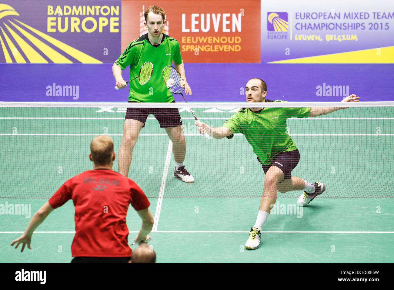 LEUVEN, Belgio, 11/02/2015. Badminton Giocatori Sam Magee (verde, a sinistra) e Scott Evans (verde, destra) dell'Irlanda perdono il loro match contro Freek Golinski (rosso, a sinistra) e Matijs Dierickx del Belgio nel gruppo tappa europea della Squadra mista campionati in Leuven, 2015. Foto Stock