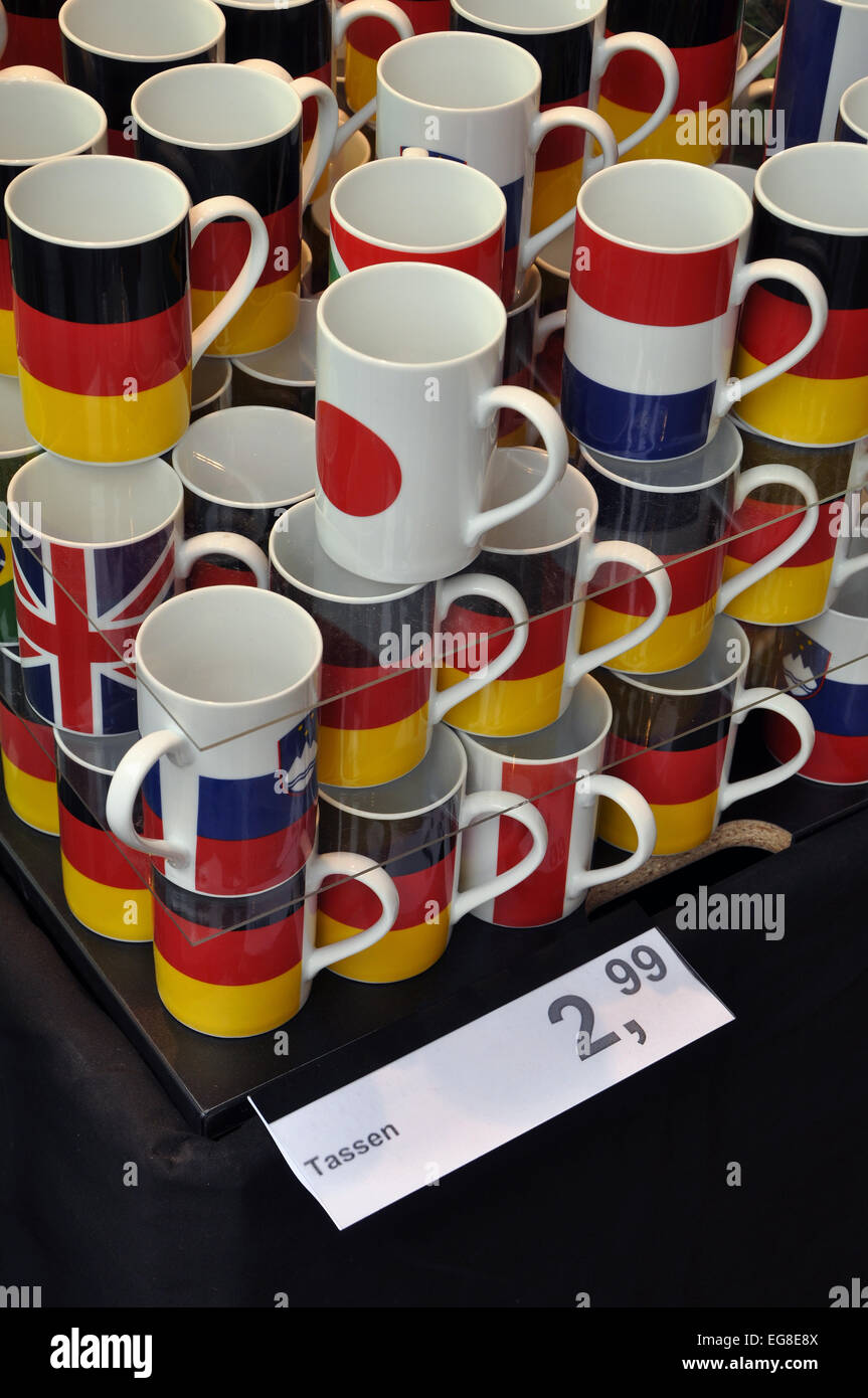 Bicchieri impilati stampati con le bandiere nazionali in un negozio di souvenir Foto Stock