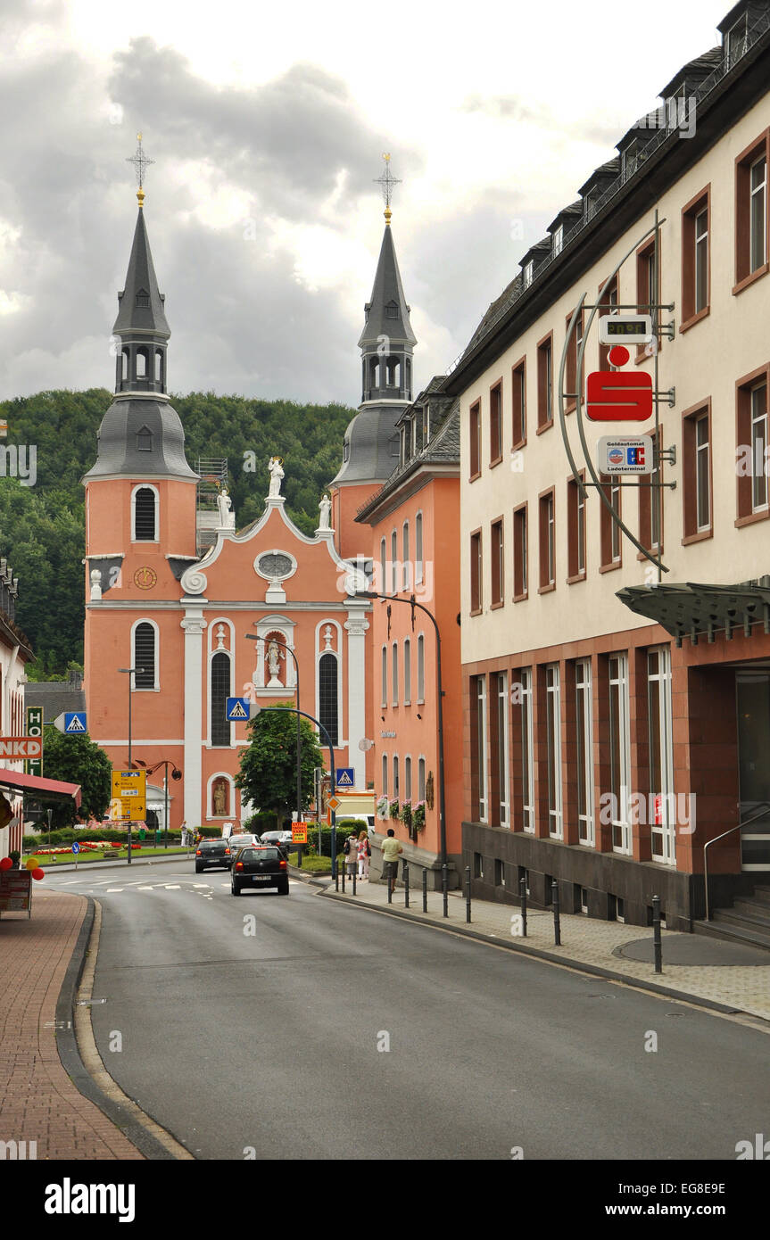 PRUM, Germania - Agosto 2010: Costruzione della Sparkasse e la chiesa abbaziale di Prum, Germania Foto Stock