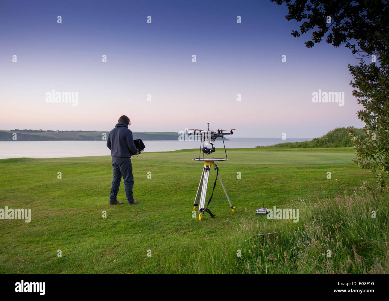 Drone battenti e togliere con operatore Foto Stock