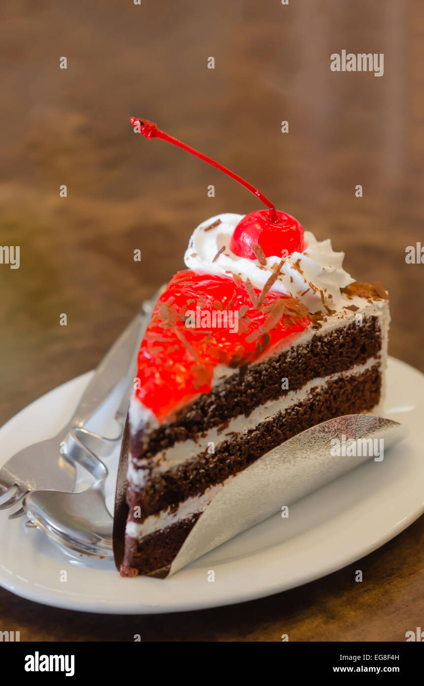 Pezzo di torta di frutta con ciliegia di colore rosso Foto Stock