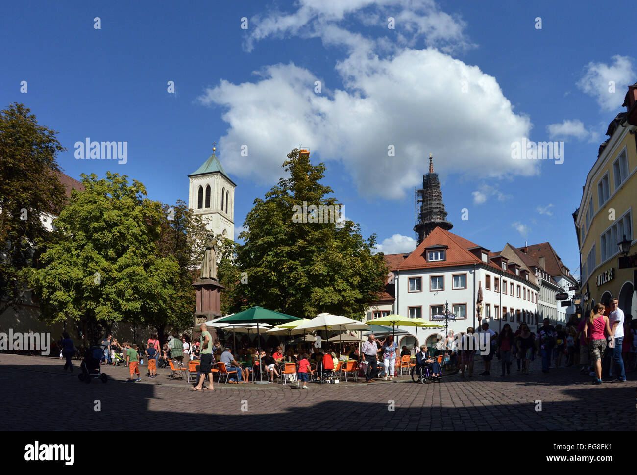 FREIBURG, Germania - Agosto 2012: Rathausplatz, una piazza nel centro di Freiburg im Breisgau Foto Stock