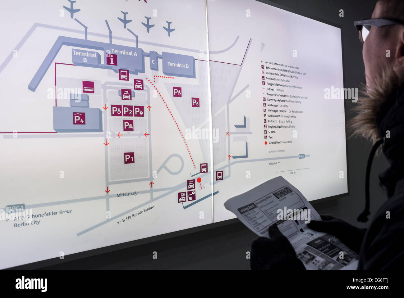 Berlino, Germania, passeggeri, turista asiatico, guardando la mappa all'interno del corridoio presso l'aeroporto Schonefeld SXF, metropolitana, stazione ferroviaria, schermi turistici europei cinesi, mappa della metropolitana passeggeri Foto Stock