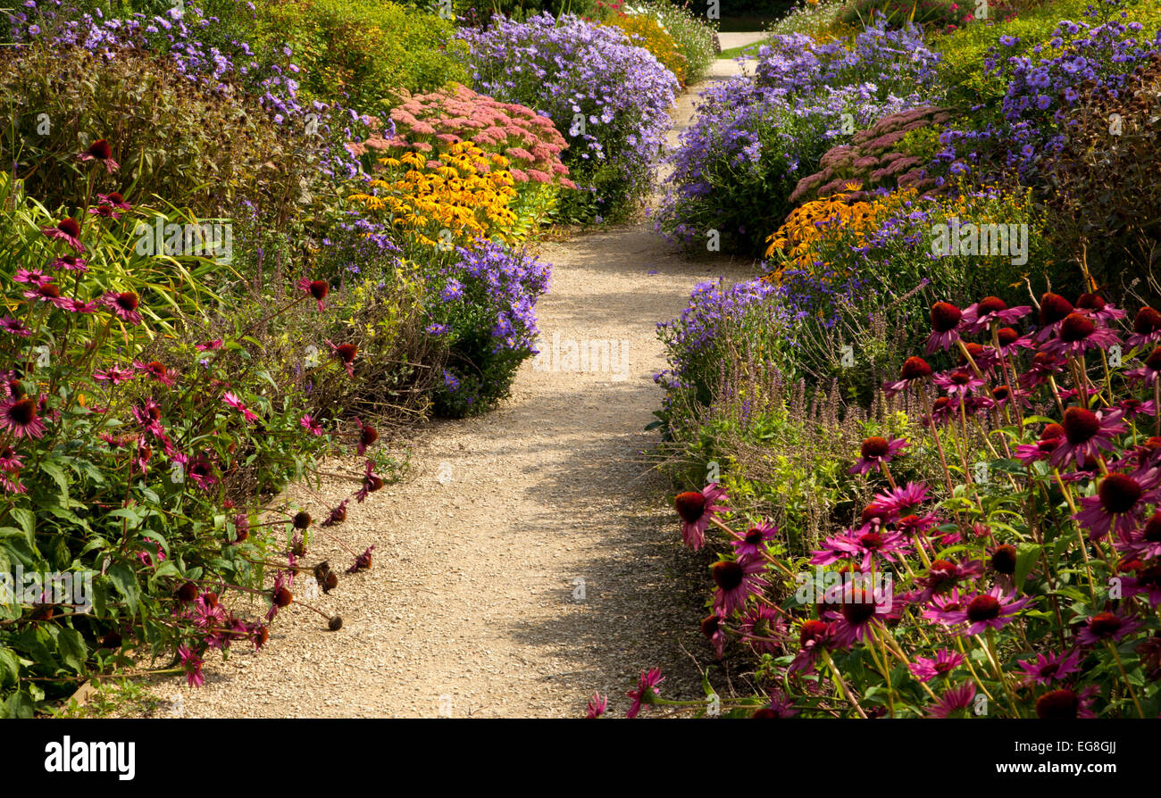 Sentiero di ghiaia nel giardino inglese con inizio autunno Boarder nel Giardino Inglese,Oxfordshire,Inghilterra Foto Stock