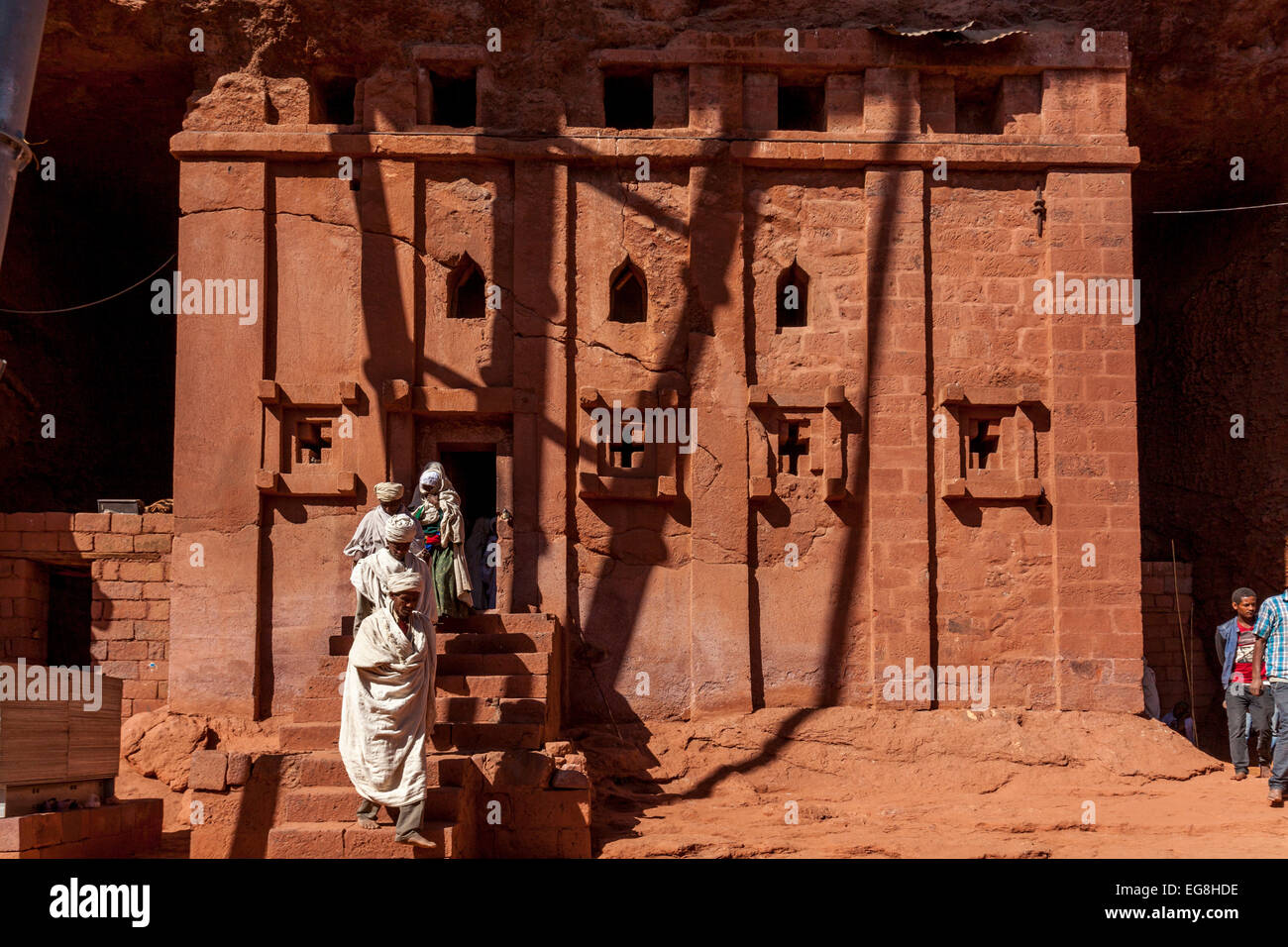 Pellegrini cristiani a Bete Abba Libanos chiesa (tempo di Natale), Lalibela, Etiopia Foto Stock