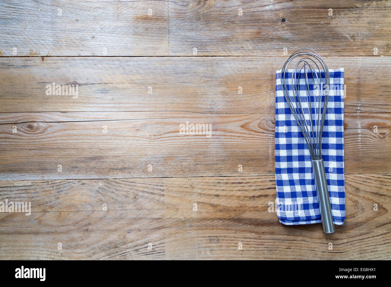 Asciugamano da cucina frusta, rustico sfondo di legno Foto Stock