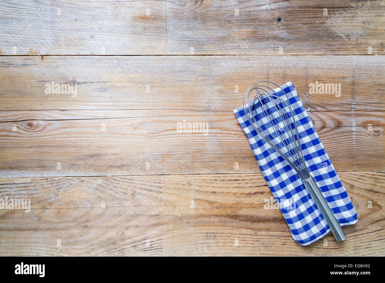 Asciugamano da cucina frusta, rustico sfondo di legno Foto Stock