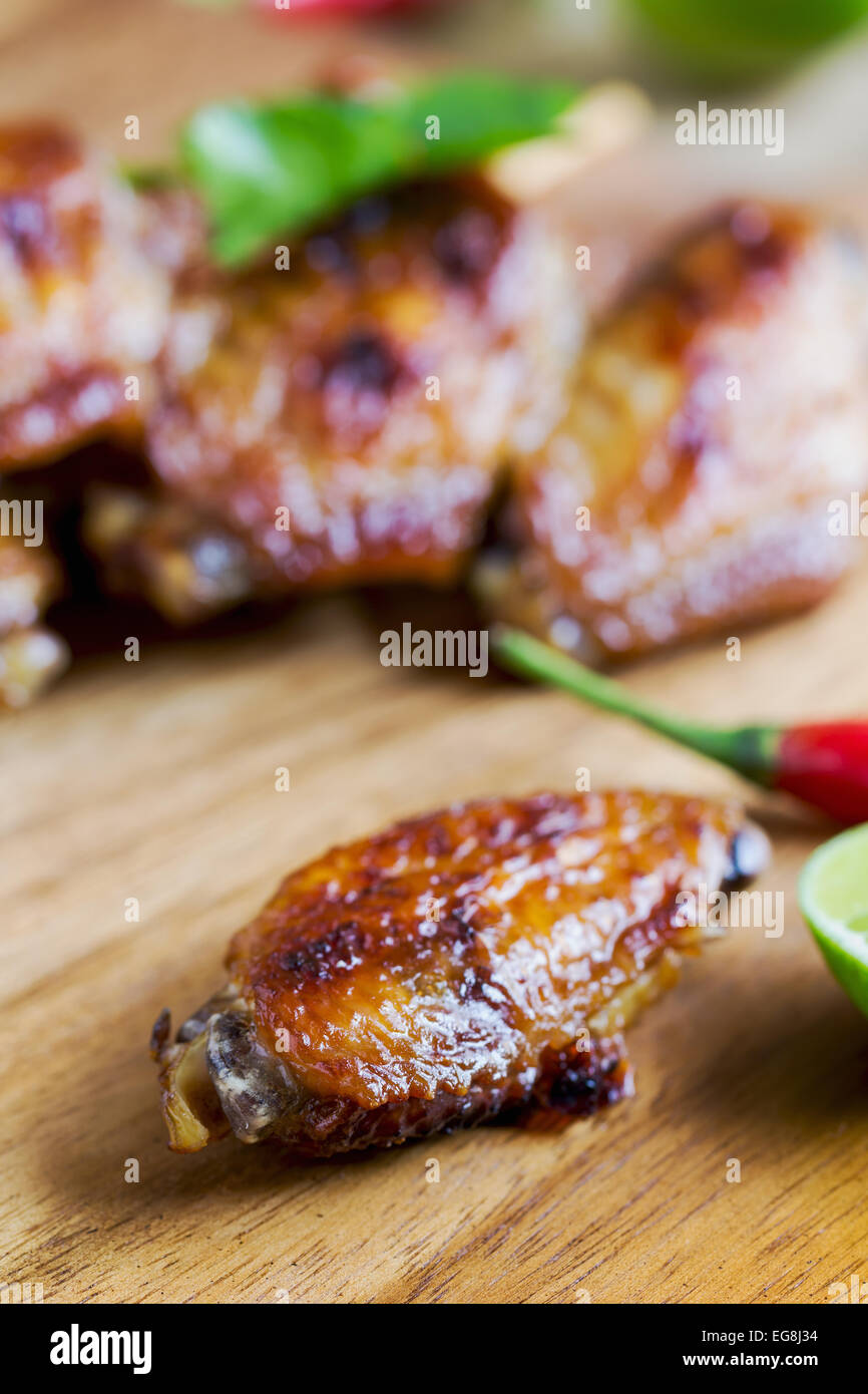 Grigliata di ali di pollo con salsa al peperoncino tailandese e calce Foto Stock