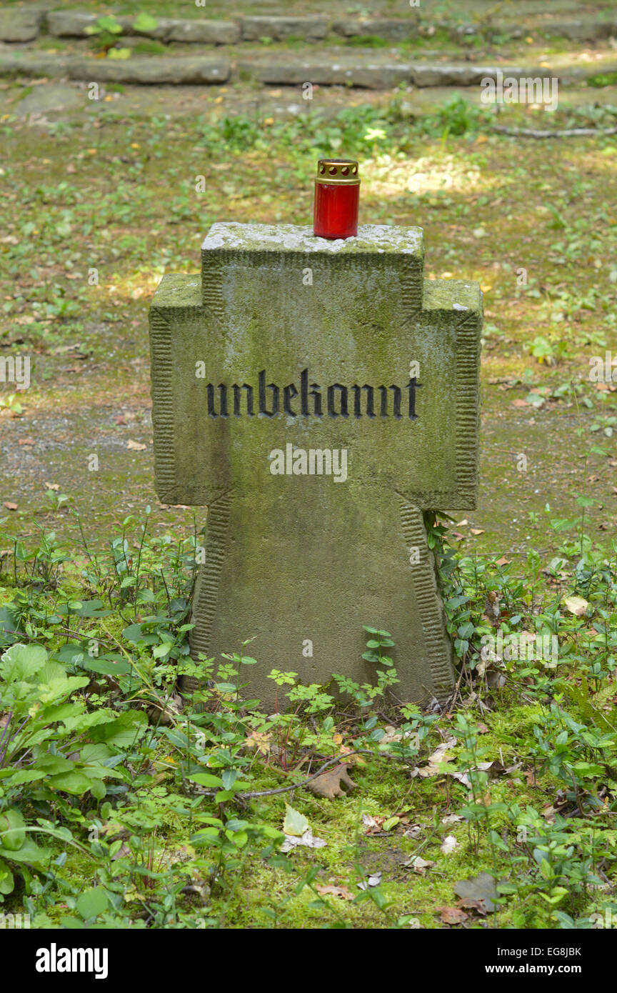 Una tomba pietra per un ignoto soldato tedesco a Dorenther Klippen, Ibbenburen, Germania Foto Stock