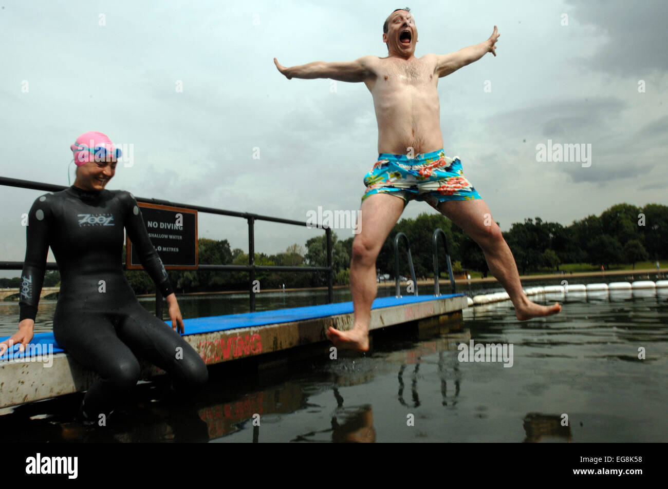 Alex giochi la Vergine a serpentina 'makes una splash' con Nina Prezzo a South African personal trainer facendo 1.5 km come corsi di formazione per Foto Stock