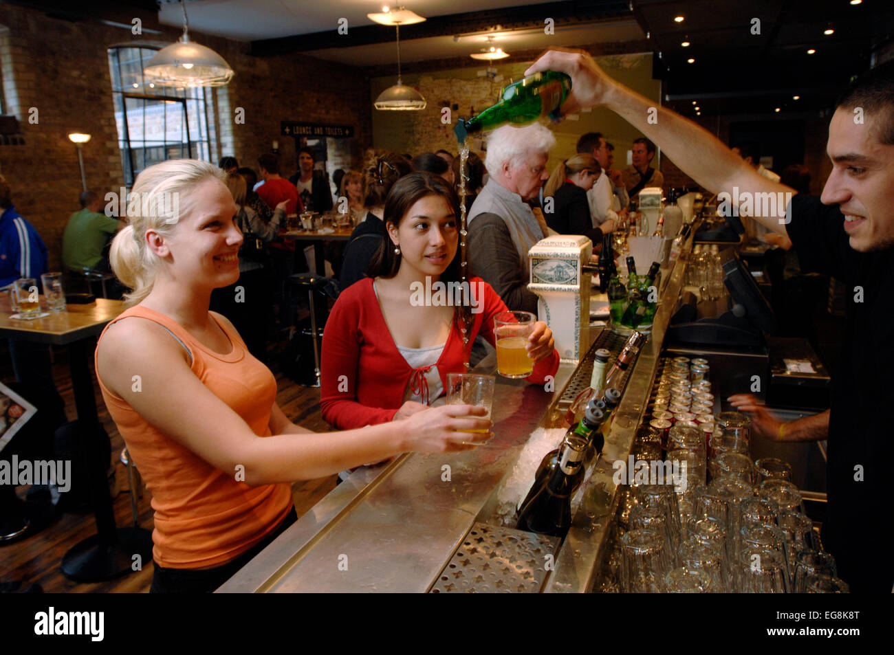 Un barman versa un nuovo sidro organico nel modo tradizionale a recentemente aperto Camino bar Regent trimestre , Kings Cross London N1 Foto Stock