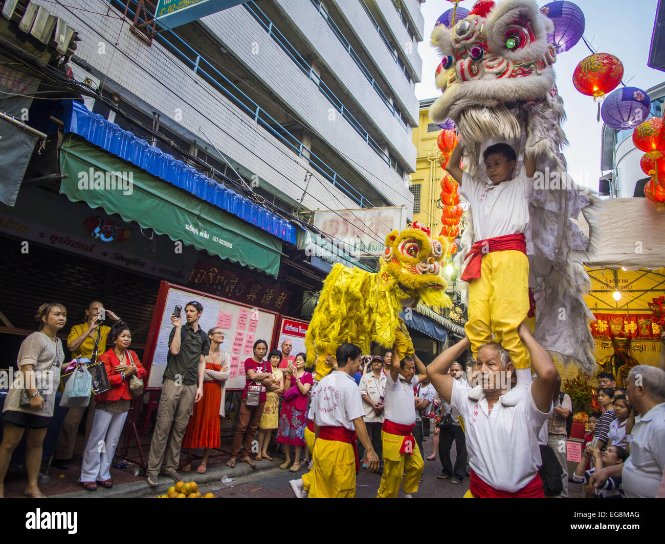 Bangkok, Tailandia. 19 Feb, 2015. Lion ballerini eseguono per il nuovo anno cinese a Bangkok. Il 2015 è l'anno di ovini in zodiaco cinese. Le pecore è l ottavo segno in astrologia Cinese e '8'' è considerato un numero fortunato. Essa simboleggia la sapienza, fortuna e prosperità. Di etnia cinese costituiscono quasi il 15% della popolazione thailandese. Anno Nuovo Cinese (chiamato anche Tet o capodanno nuovo anno lunare) è ampiamente celebrato in Thailandia, specialmente nelle zone urbane che hanno grandi popolazioni cinesi. Credit: Jack Kurtz/ZUMA filo/Alamy Live News Foto Stock