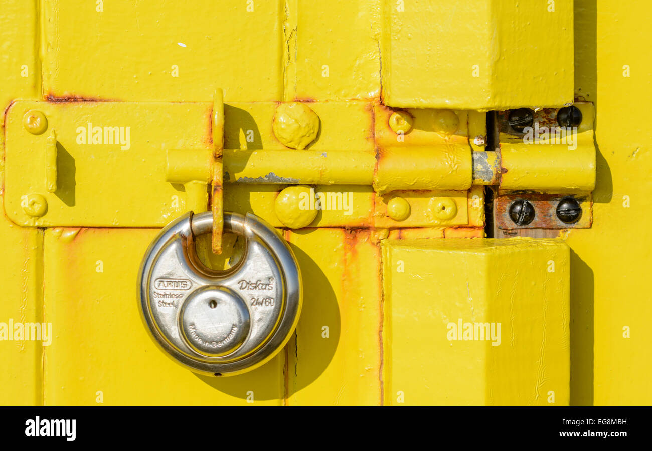 Lucchetto sul dispositivo di chiusura per una tettoia in legno porta. Foto Stock