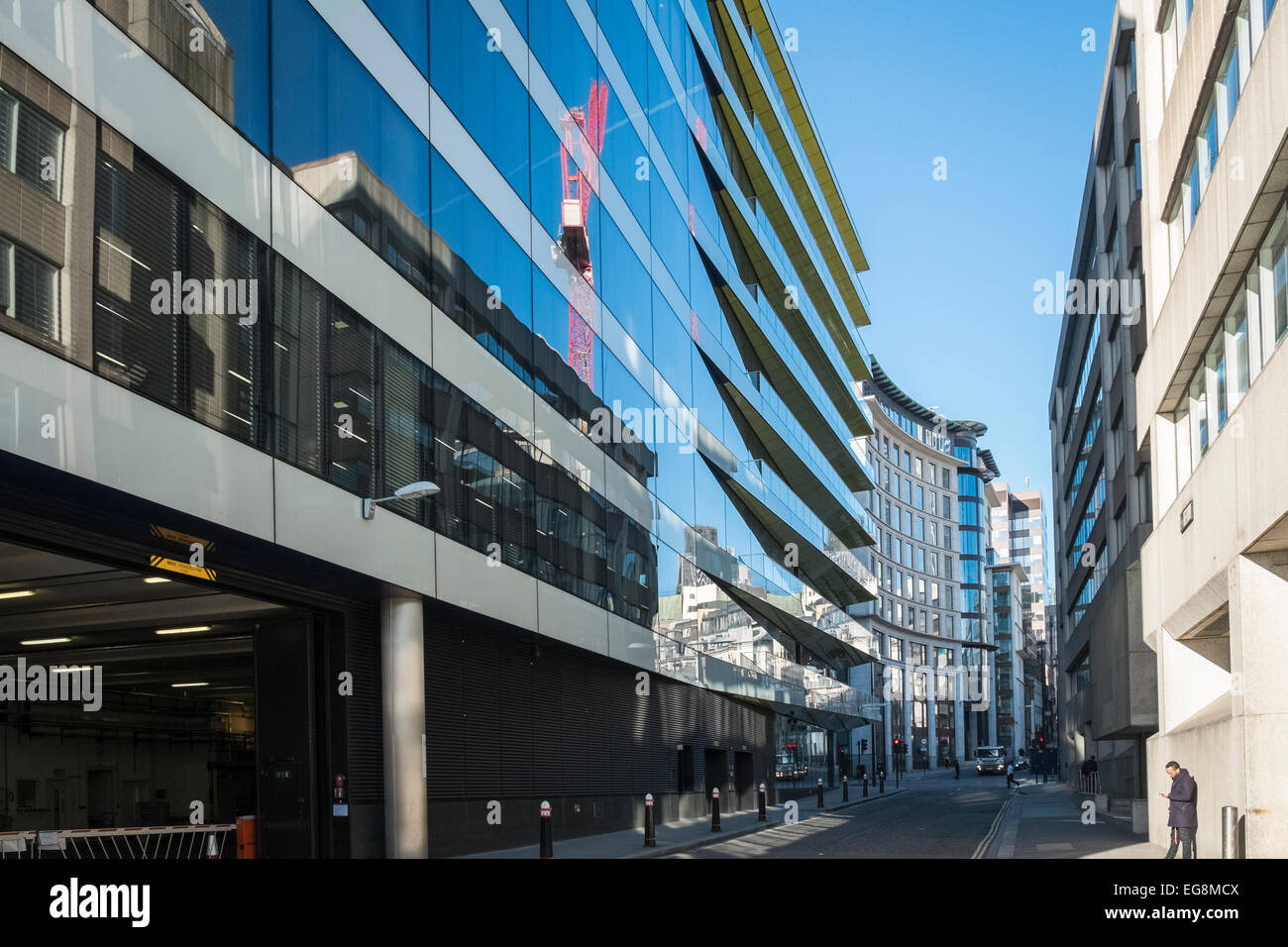 Londra ufficio moderno edificio con cielo blu e la gru si riflette in Windows. Foto Stock
