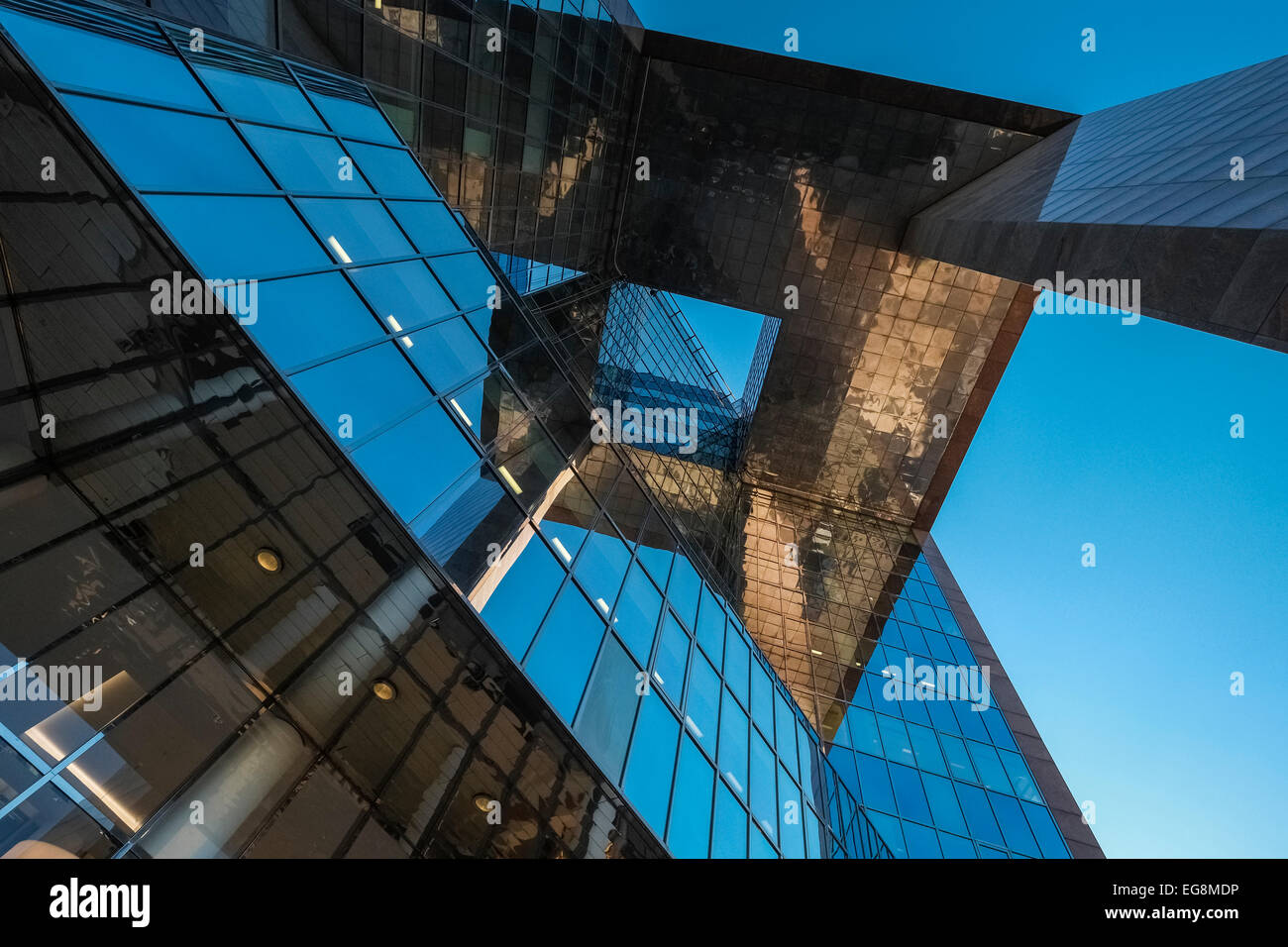 Primo piano verticale di architettura moderna dettaglio, 1 London Bridge building, Southwark, London, SE1 9BG, REGNO UNITO Foto Stock