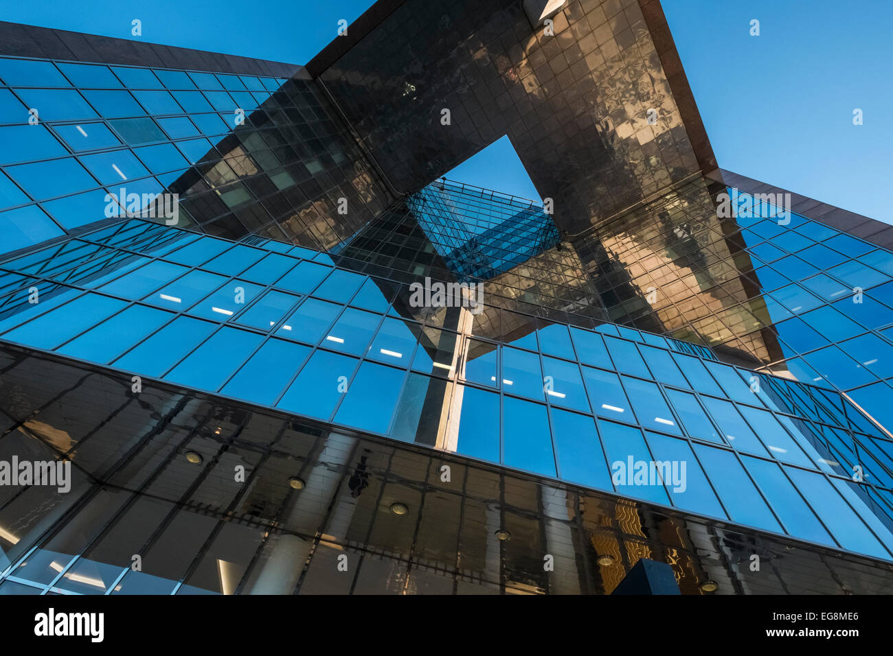 Punto di vista verticale di architettura moderna, 1 London Bridge building, Southwark, London, SE1 9BG, REGNO UNITO Foto Stock