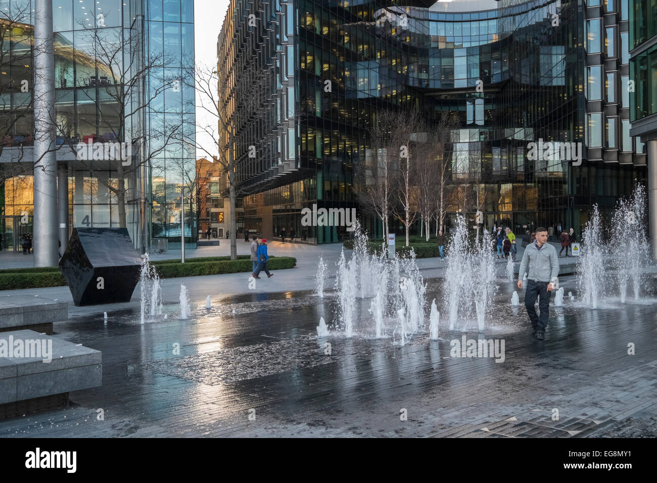 Più Londra Riverside area, con uffici PWC in background. Foto Stock